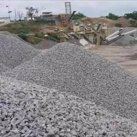 Crushing plant and aggregate stockpiles