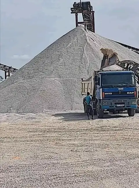 Site de production : convoyeur et camion benne